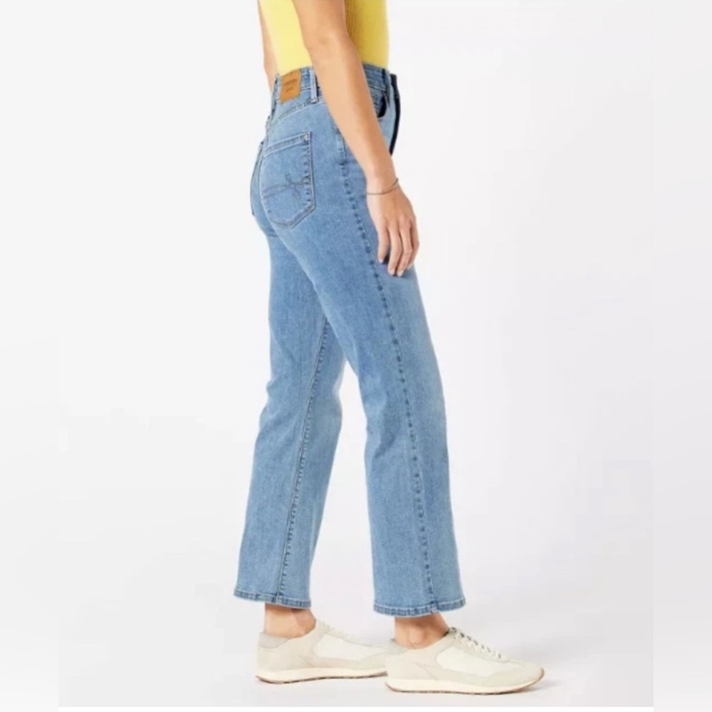 Denizen from Levi’s Ultra High-Rise Crop Flare Jeans - Picture 2 of 6